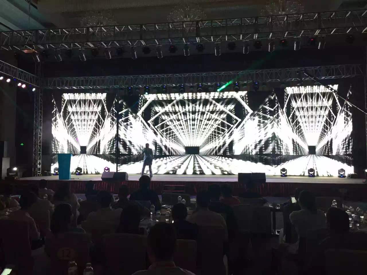 寧波元旦晚會搭配燈光租賃設(shè)備找誰？